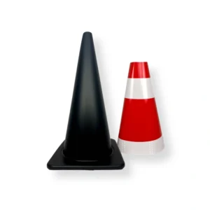 Traffic cone SSBO warna full hitam dengan strip reflektif dan bagian atas yang bisa dilepas