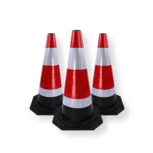 Kerucut pembatas jalan berwarna merah putih dengan reflektor dan dasar hitam
