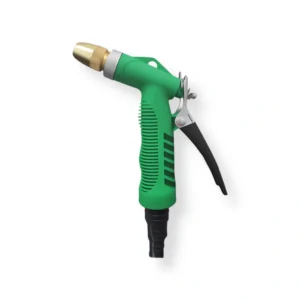 Nozzle semprotan air warna hijau dengan kepala kuningan dan pegangan ergonomis