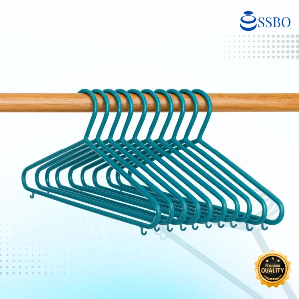 Hanger plastik SSBO warna serbaguna, ringan, kuat, dan tahan patah untuk gantungan baju harian.