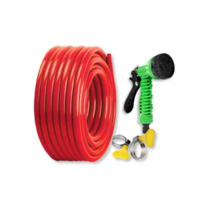 Selang elastis 3/4 inci warna merah dengan nozzle semprot hijau dan dua klem kupu-kupu